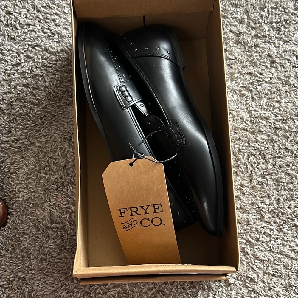 FRYE AND CO. Black Flats Sleek Leather Design